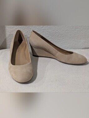 Talbots women’s Tan Suede Leather 2" Wedge Heel Pumps Size 6.5 Classic Neutral